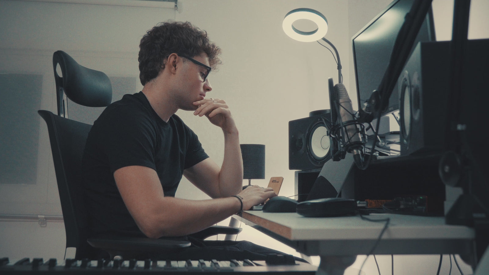 Pol Beats produciendo en su estudio